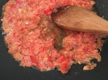 step3: 熱油鍋，下番茄泥翻炒至熟，盛起備用。
