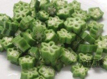 step2: 秋葵橫著切成小朵。