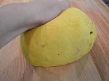 step9: 9. 發酵完，用手將麵團壓幾下以擠出空氣，然後把麵團分成 20個小麵團。（可按個人喜歡分成多個或小個麵團）