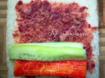 step1: 將方包稍稍滾扁方便卷起，抹上一層薄薄的鹹牛肉，放上蟹柳及青瓜，卷起就可以。想鹹牛肉香一點，可用易潔鑊輕炒香，不用加油。