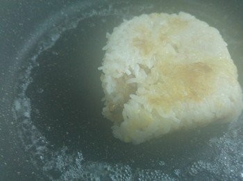 step2: 先煎一面糯米雞再加少許水蓋蓋,當聽唔到水聲開蓋,反轉後從覆之前加水部驟。