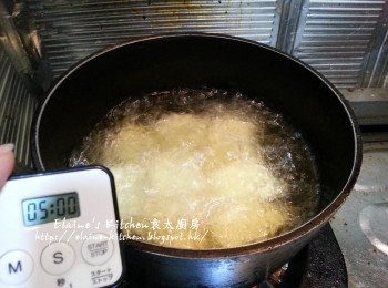 step3: 放入油鑊中先用中火炸5分鐘成微黃色