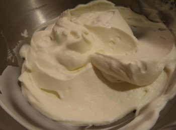 step3: 將細砂糖加入鮮奶油，打至濕性發泡（類似卡士達布丁餡的質感）