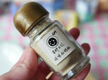 step6: 加入鹽巴、香油及香料共和國-醍味白胡椒調味 【香料共和國】https://www.facebook.com