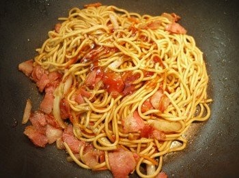 step5: 隨即加入日式大阪燒醬汁、伍斯特醬翻炒至入味(此時火侯可轉中小火,以免鍋邊燒焦)