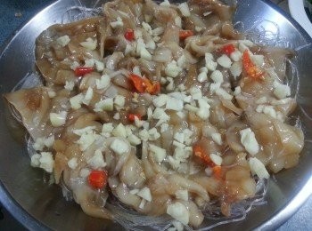 step5: 舖上蒜頭及辣椒