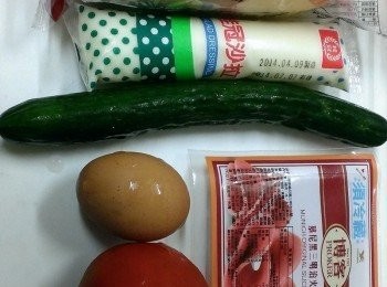 step1: [博客]慕尼黑原味火腿使用上選豬後腿肉搭配獨特香辛料，運用多階段低溫攪拌製程，堅持72小時醃漬熟成，並以漸進式升溫加熱鎖住美味，簡單調味精緻工法，呈現高級肉品獨有的完熟風味與Q脆彈牙口感。 能讓大家輕鬆地變化出各種精彩的好料理。