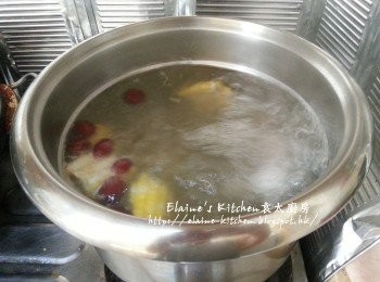 step4: 煲內放入粟米 , 紅棗  ,<a href="https://bit.ly/3ANJVUp" target="_blank" data-keyword="豬展" class="guide-link"><strong>豬展</strong></a> <span style="display:inline-block;vertical-align:middle;margin-top:-3px;color:initial;border-radius:3px;padding:2px 3px;font-size:12px;line-height:14px;background:#87d300;color:#fff;">即買</span>  , 加入適量水用中火煲30分鐘至滾