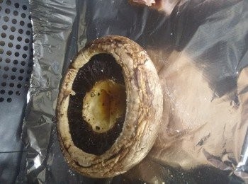 step2: 珍寶磨菇，抹乾淨，灑上海鹽，黑胡椒，170C焗25分鐘