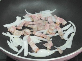 step6: 洋蔥香氣出來後加入培根拌炒~~