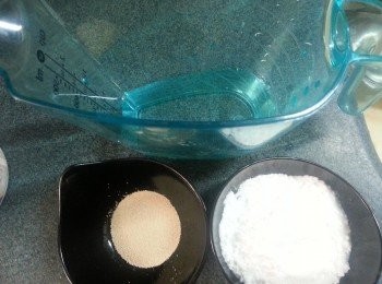 step6: 先將酵母用少許砂糖加溫水調開備用