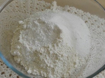 step1: 在大碗內，先將麵粉，糖及泡打粉拌勻