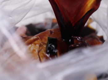 step3: 倒入<span class="group_1">豉油汁</span>後抽真空