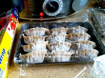step13: 其餘的餃子可蓋上保鮮紙放入冰箱冷藏1小時(可蒸或煎)