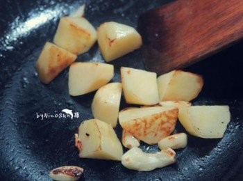 step5: 起油鍋倒入橄欖油.馬鈴薯大蒜煎上色