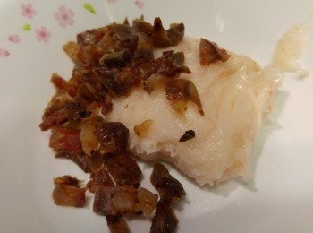 step1: 臘腸膶腸先用熱水煮三分鐘汆出雜質,臘腸膶腸一半切片一半切粒,