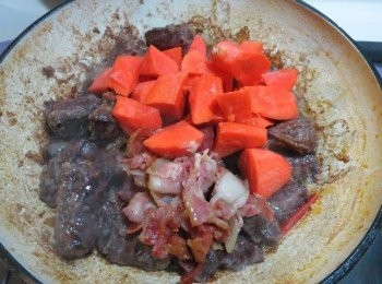 step11: 加入胡蘿蔔.炒過的培根