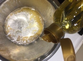 step1: 先將60克的轉化糖漿、1/2茶匙鹼水和28克的菜油加進100克中筋麵粉中。