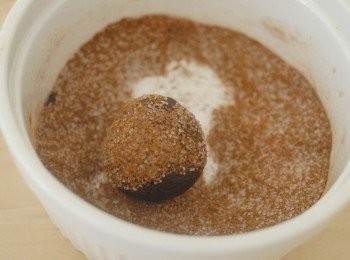 step6: 將麵團放入<span class="group_2">肉桂糖</span>內，表面沾滿糖，然後放在鋪有烘焙紙的烤盤上