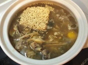 step6: 移至砂鍋，加入雞蛋及1包泡麵，蓋上鍋蓋煮3分鐘