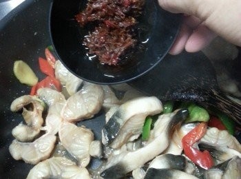 step8: 落XO醬炒勻(如喜歡辣可用特辣XO醬)