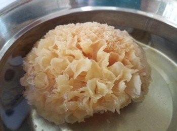 step1: 雪耳用清水浸發, 備用