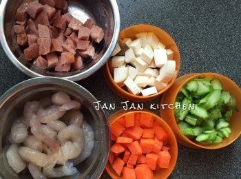 step1: 準備材料，切粒，蝦用少許鹽、胡椒粉略醃。如用雞粒，雞粒需先醃，煙鴨胸則不用醃。