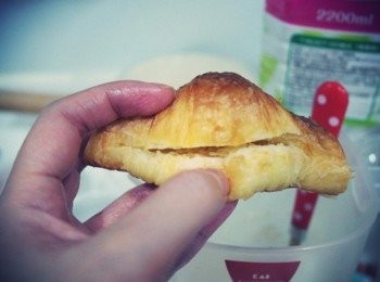 step4: 然後把小可頌從側邊切開~~不要切斷了喔!! 將混和好的蝦肉沙拉塞進切開的可頌內~~ 接著在一邊插上蝦子尾巴即完成囉!!