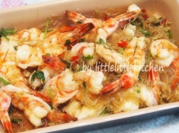 step3: 淋上熱油和蒸魚豉油，拌勻粉絲