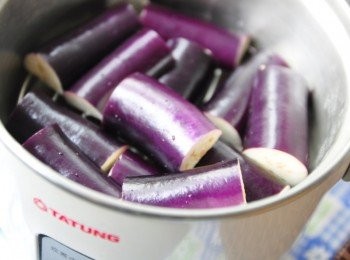 step1: 將茄子切成長段再對半切，鋪在蒸架上，放入只要約45cc水(完美水量)於鍋內開始燉煮 PS:此為大同電鍋3人份型號