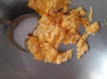 step2: 起油鍋倒入蛋炒至7分熟