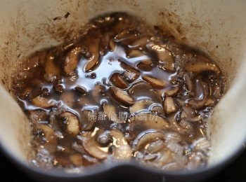 step6: (6) 乾蔥及啡菇炒至軟身，加入白酒，