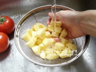 step4: 同樣放入隔篩中用水沖洗乾淨及瀝乾水份 , 蕃茄用水沖洗後去蒂切粒