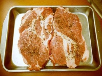 step2: 將豬肉兩面撒上少許鹽及黑胡椒輕拍一下備用~~