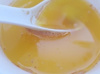 step1: 將蛋、黑糖及紅糖拌勻，打至企身，約2分鐘。