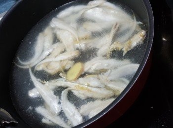 step3: 先放入約1000g水將魚煮約15分鐘