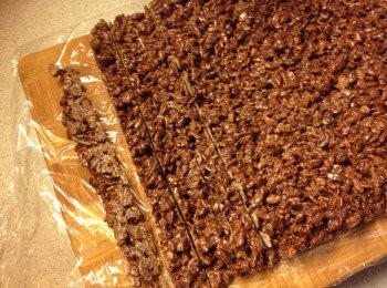 step5: ）放入雪櫃至少30分鐘，拿出來切出自己喜愛的大小形狀