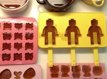 step1: 枇杷花10G和羅漢果半顆煮4000CC水後,750CC果汁加入1000CC水,50G糖,吉利丁粉50G冷却即可食用