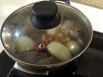 step4: 開大火煮滾後，轉小火蓋上鍋蓋煮30分鐘。（記得要翻面）