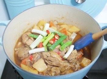 step7: 打開鍋蓋放入蔥段及辣椒拌炒一下即完成囉^^
