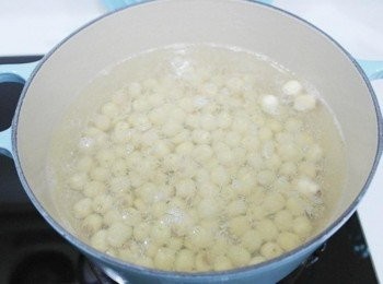 step3: 倒入蓮子滾了後轉小火蓋上鍋蓋悶煮約20-30分鐘!!