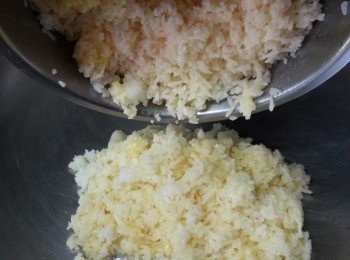 step6: 燒熱鑊,落2湯匙油,油滾轉細火落已拌好蛋漿之白飯炒至金黃
