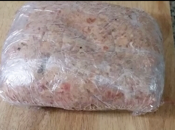 step6: 取出肉團, 用保鮮膜包好放雪櫃(4℃) 雪1-2小時或過夜。
Take the meat out. Wrap and refrigerate it for 1-2 hours or overnight.