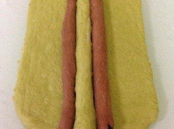 step7: 將剛才抽出的綠色麵團推成長條狀，同時將2 條啡色的長條狀麵團排到綠色麵團上 (如圖)。（綠色麵條雖然指細放到正中央，然而兩邊再排啡色麵團）