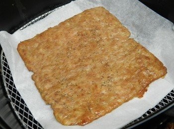 step7: 取出後，將肉片放在另一張烘焙紙上，如果油脂過多，可以先吸一下油