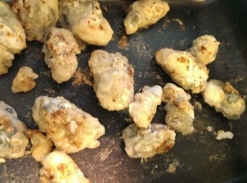 step6: 把煎過蔥白的鍋續煎鮮蚵至金黃,不要久煎會過熟