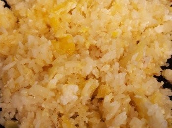 step6: 這樣炒蛋，部分凝固，部分蛋液包住每粒飯，炒到飯夠乾，一粒粒