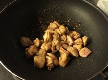 step3: 中大火下油煎雞粒至8成熟, 盛起備用