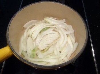 step1: 將洋蔥切絲後,先熱油鍋,放入蔥白及洋蔥拌炒出香味。炒至洋蔥變半透明狀。喜歡洋蔥帶些許青脆的口感,可留一半的洋蔥在步驟5.時再加入。