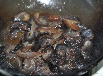 step5: 再放入烏蔘於鍋中滾煮